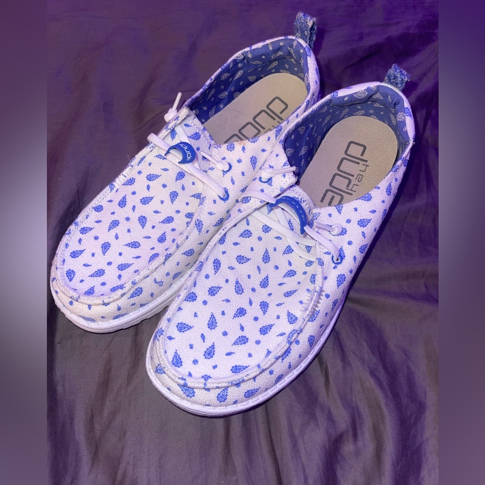 Hey dudes. Bandana style blue and white size US11 in women’s. Brand new